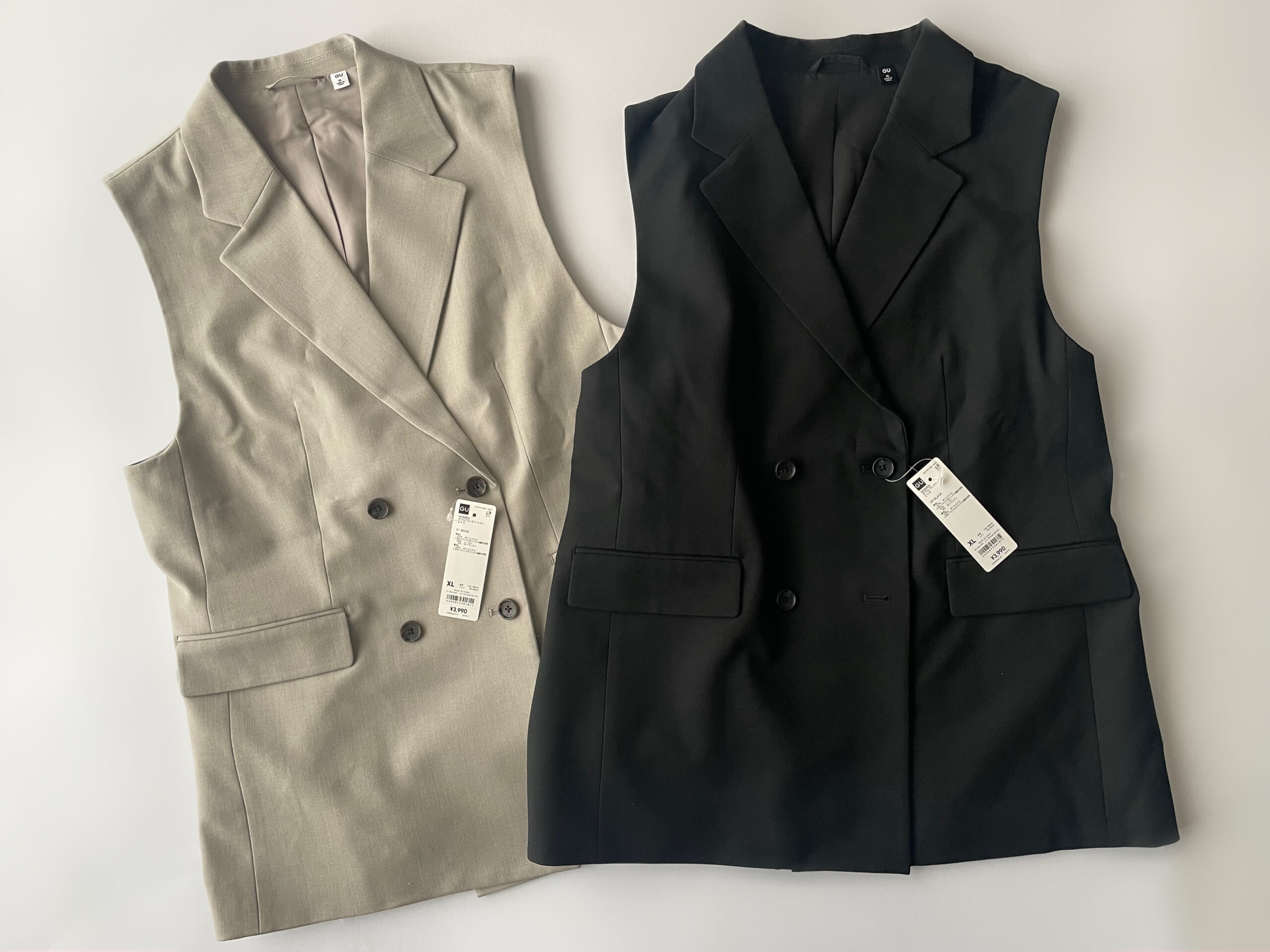 GUのダブルブレストジャケット、BLACKとGRAYを40代の主婦が購入した時のフラットレイ画像。