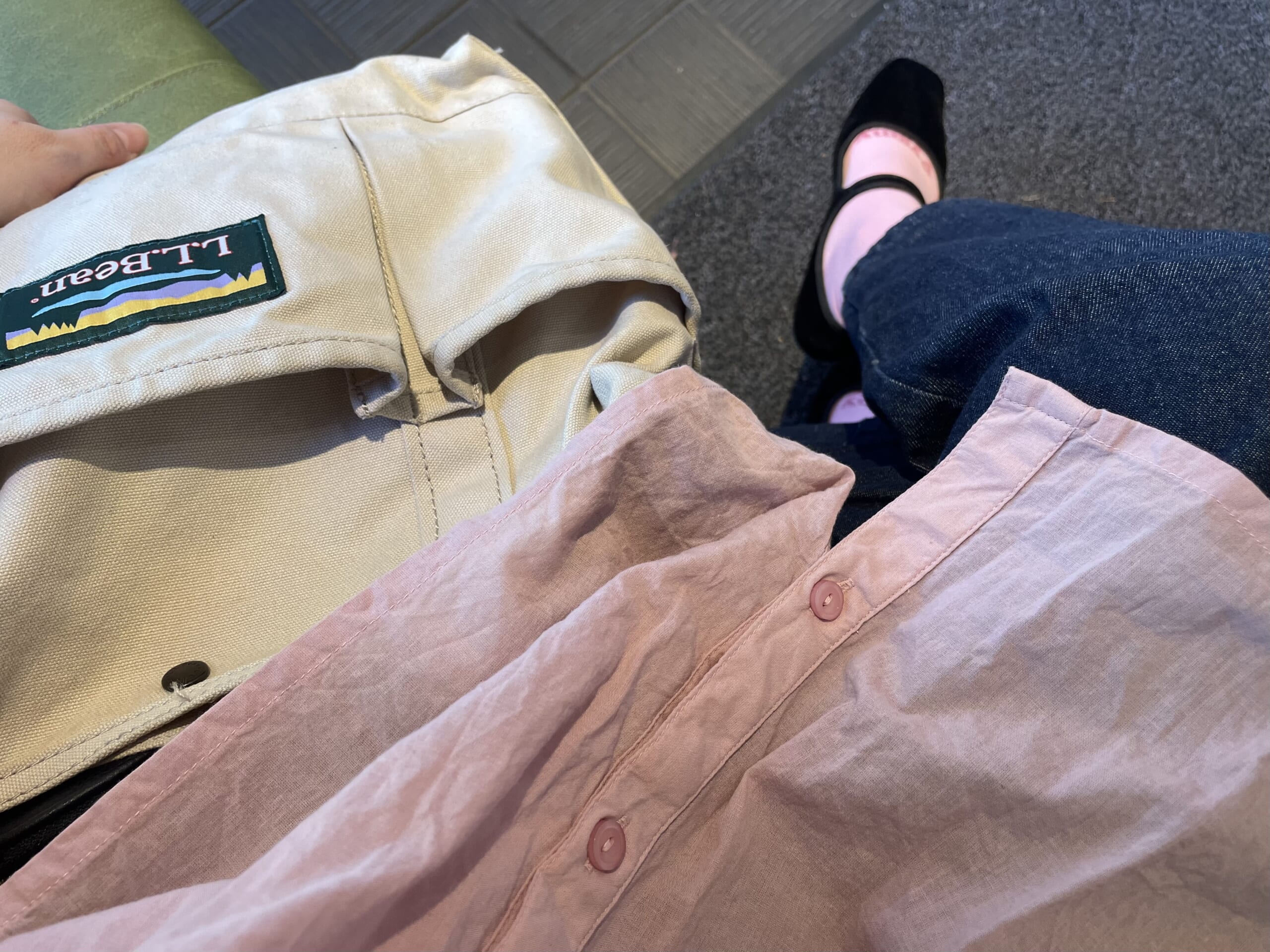 40代女性の仕事がない日のコーデ、足元写真。ピンクのブラウスとピンクのソックス、GUのベロア風メリージェーン、GUのバルーンデニムパンツ、L.L.Beanのカタディン・キャンピング・トート(オートミール)を合わせている。