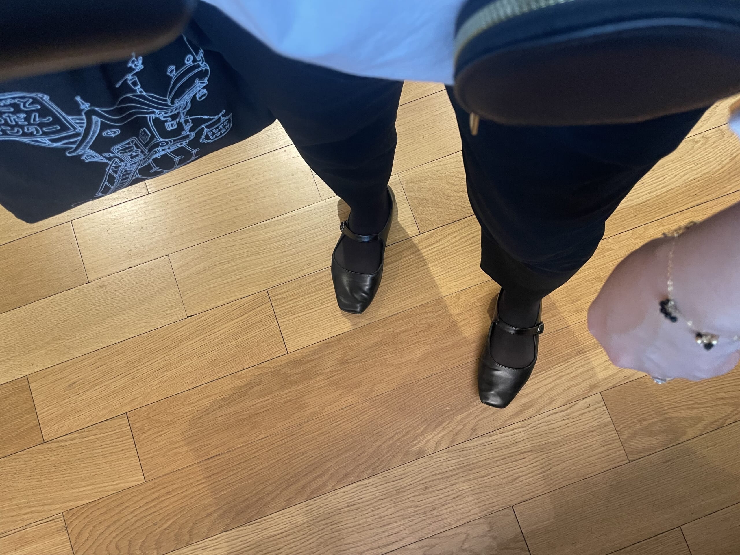 40代女性の2026年10月の仕事がない日のコーデ、足元写真。