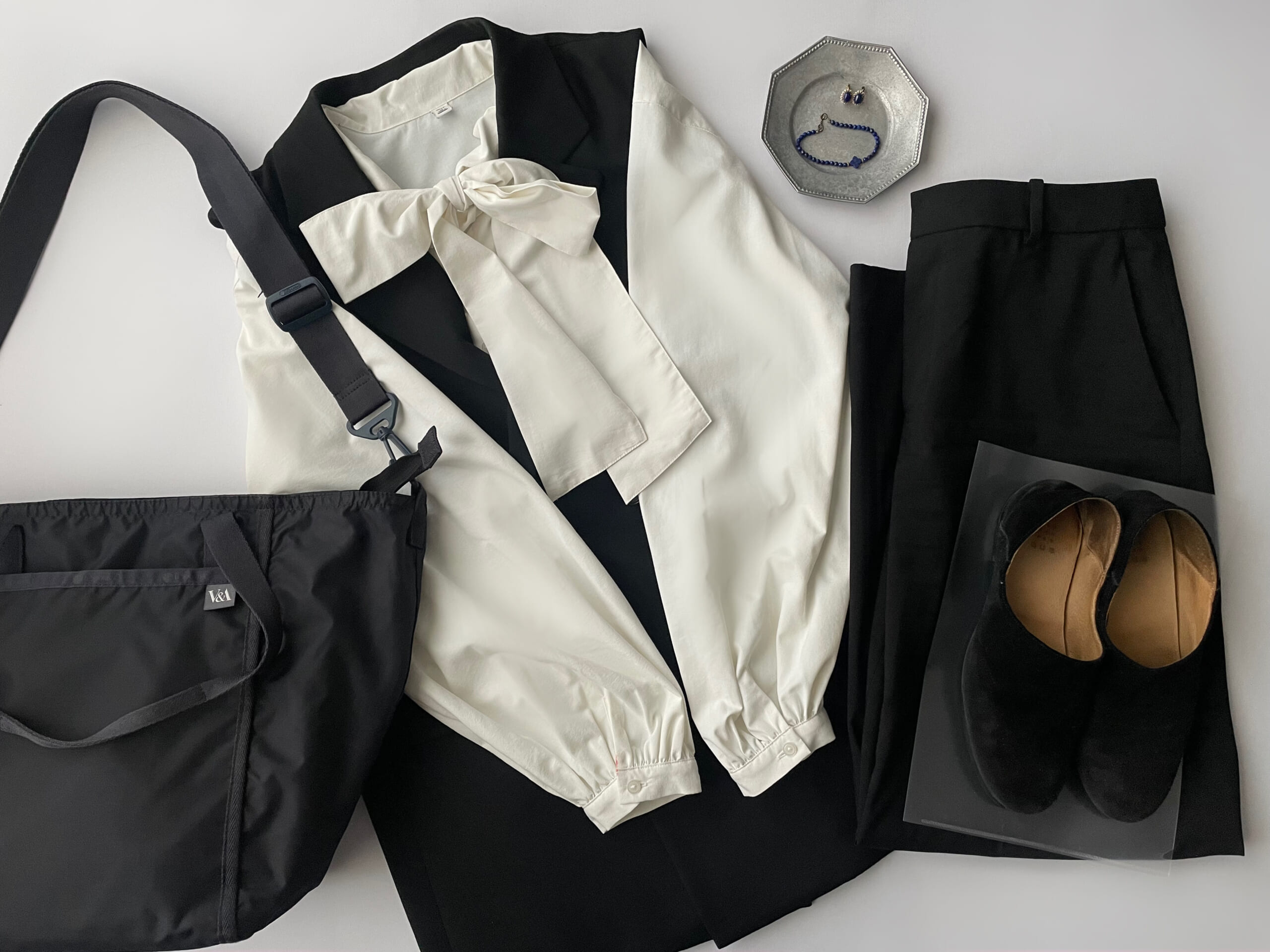 40代女性の2026年10月の通勤コーデ。GUのボウタイシャツにGUのダブルブレストベスト(BLACK)、ユニクロのタックワイドパンツを合わせたフラットレイ画像。