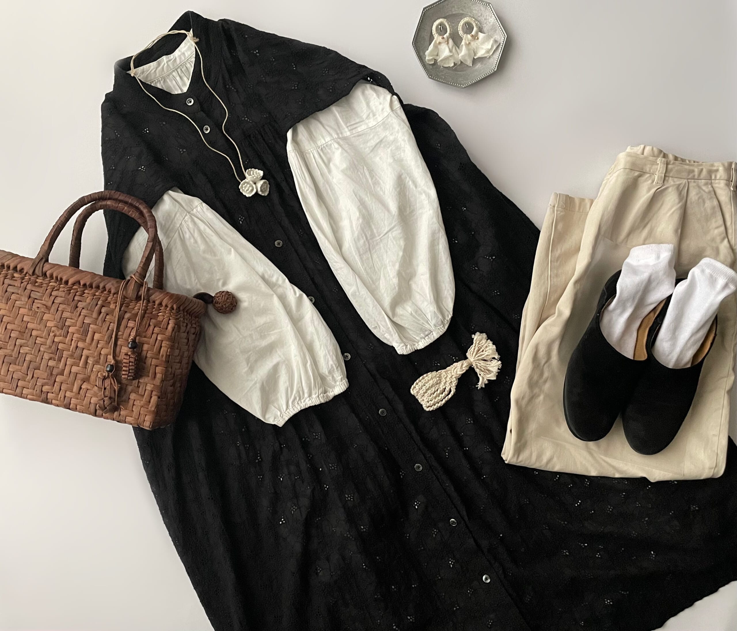 40代女性の2026年10月の仕事ない日のコーデ。GUのバンドカラーシャツワンピースにSa-Rahの黒の総刺繍ジレワンピースを着ている。無印良品のリネン混タックパンツ、queのベロアplainシューズを合わせているフラットレイ画像。