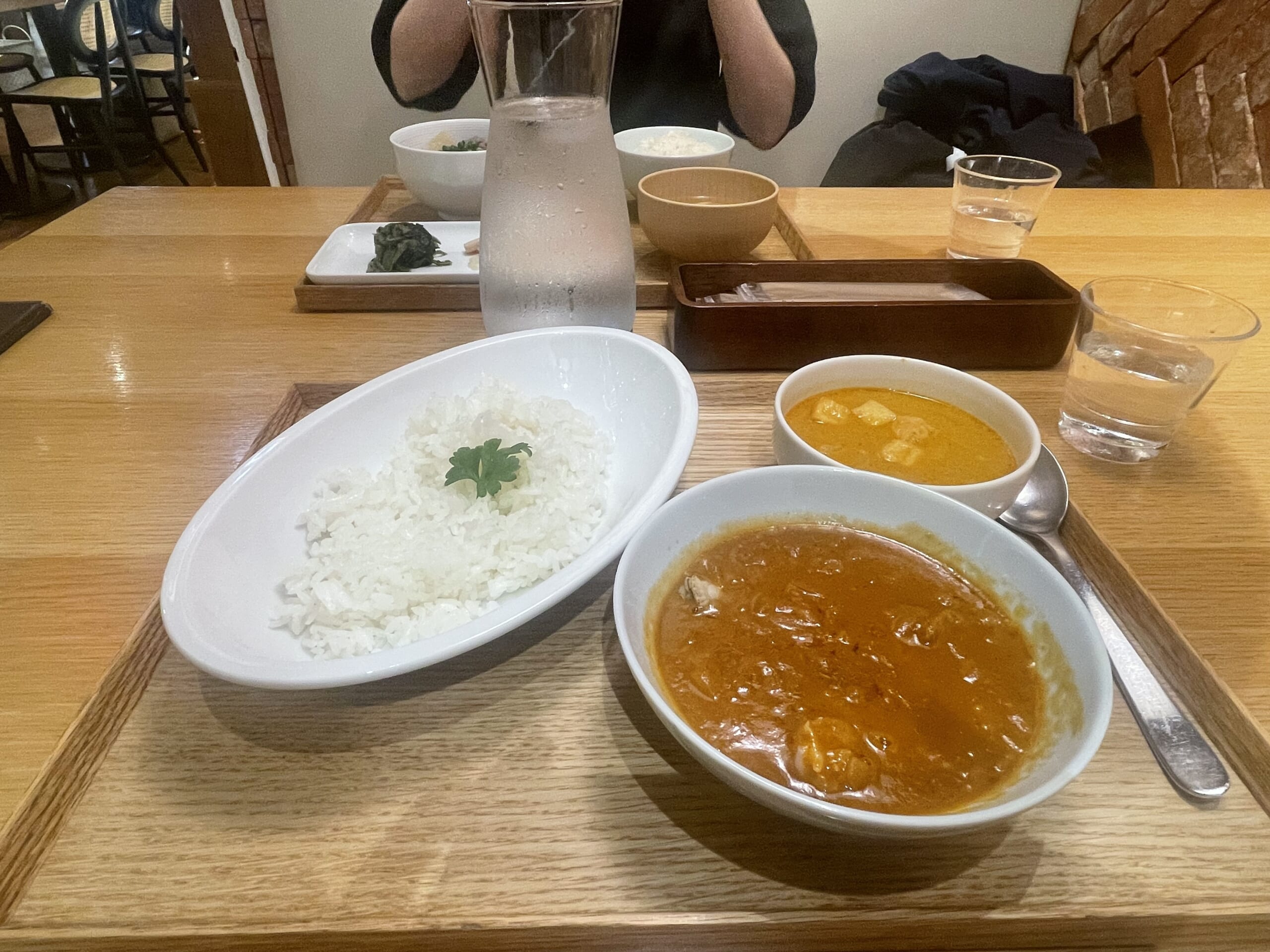MUJIダイナーでのランチ。カレーのセットの写真。