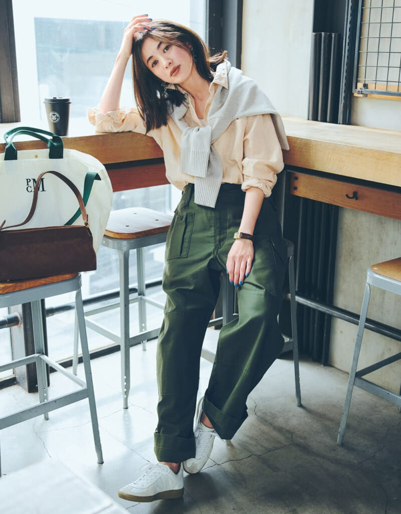 【グリーンレーベル リラクシング】「グレーニット」の肩掛けコーデ