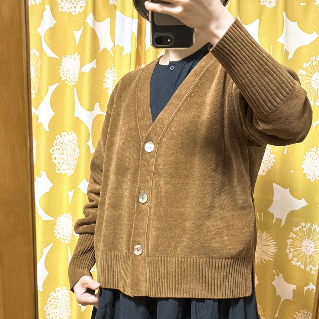 サロン アダム エ ロペ「クリーミーコットンVネックカーディガン」着画