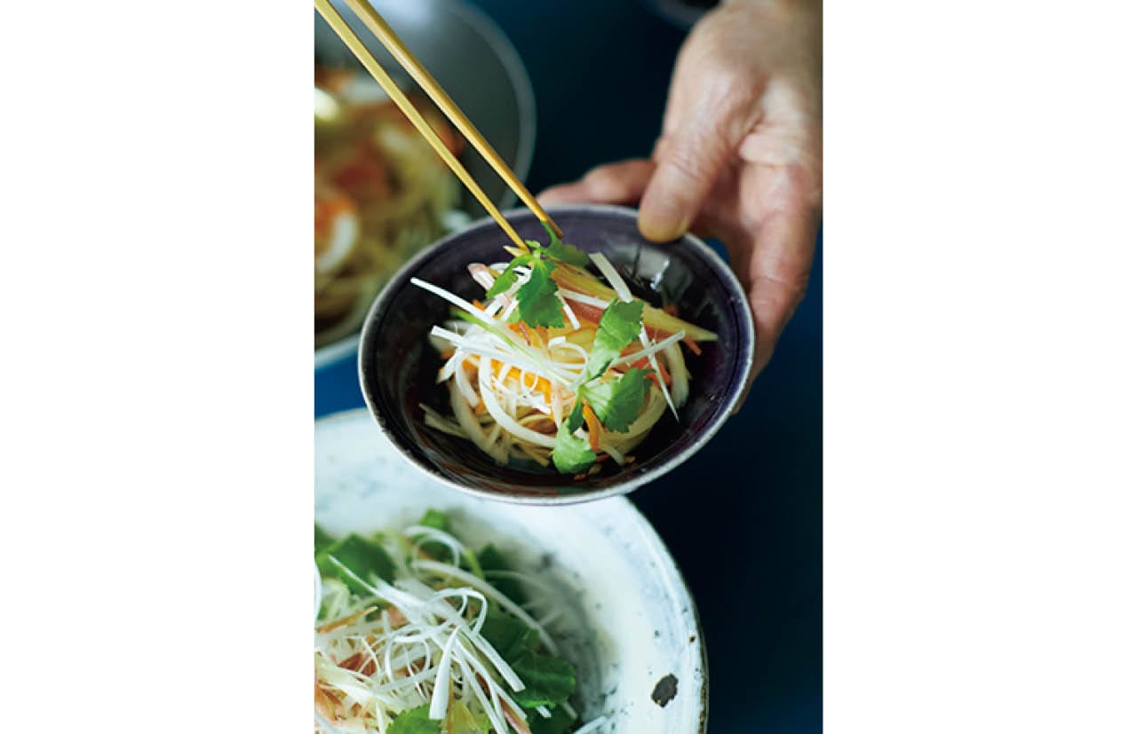 刻んだしょうがとみょうが、長ねぎ、三つ葉は、食べるときに加えて混ぜながら食べる。柑橘を搾っても。