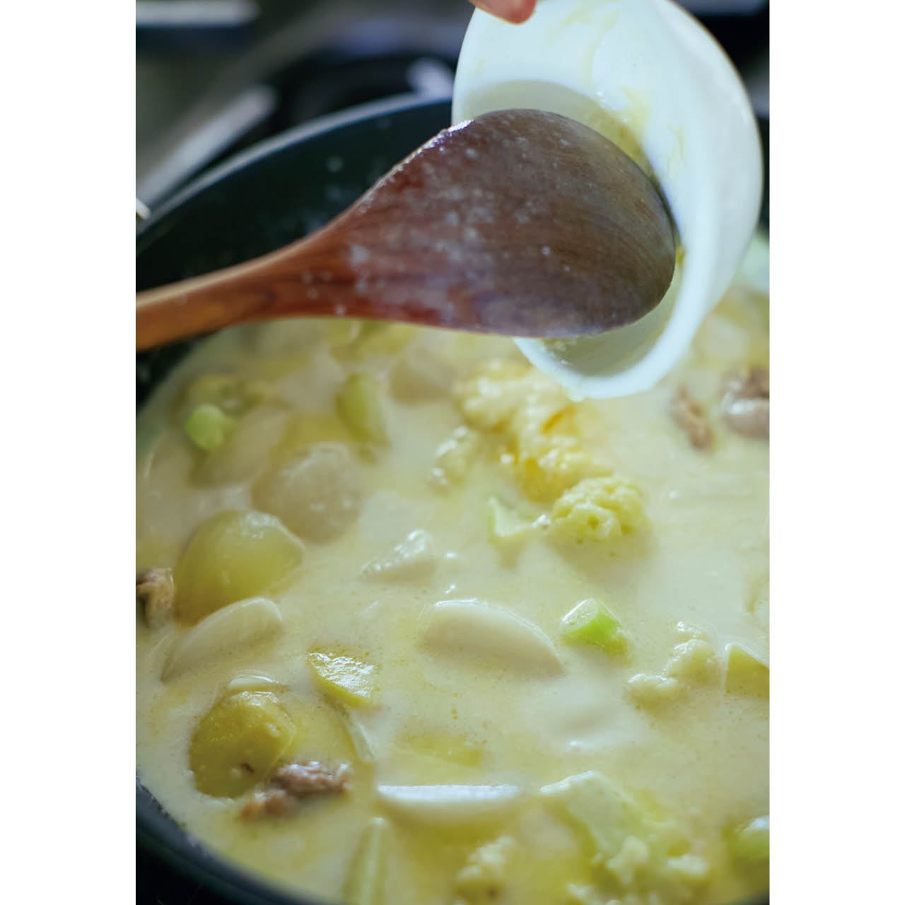 やわらかく練ったバターに薄力粉を加えて混ぜ合わせた「ブールマニエ」は、シチューやグラタンなどに使われるベシャメルソースの簡易版。