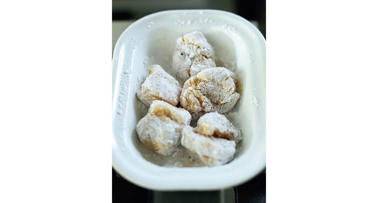 豚肉に水と薄力粉と片栗粉を混ぜ、さらに片栗粉をまぶして揚げることで、ガリガリの食感に。