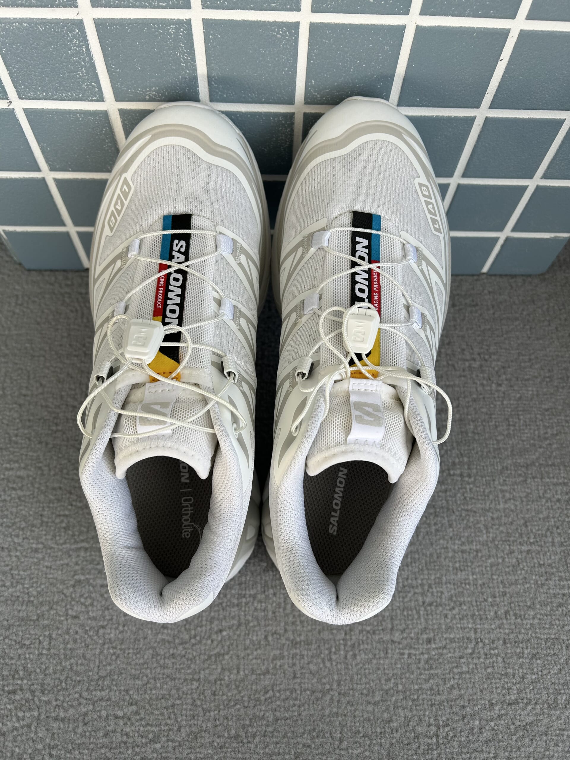 12closet LEEマルシェ 白パンツ 大人カジュアル 多機能ザ・エブリバディパンツ 多機能 サロモン スニーカー